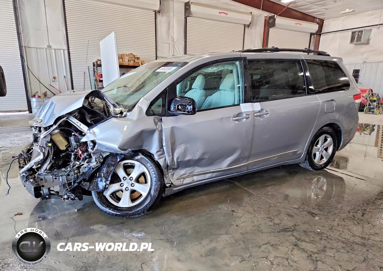 2014 Toyota Sienna Le 8-Passenger