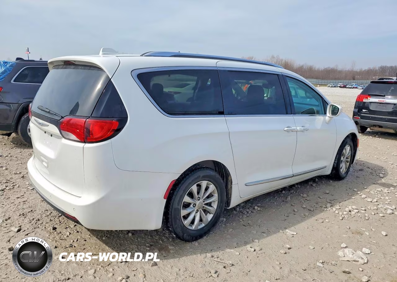 2018 Chrysler Pacifica Touring L VIN:2C4RC1BG1JR193054 - 3