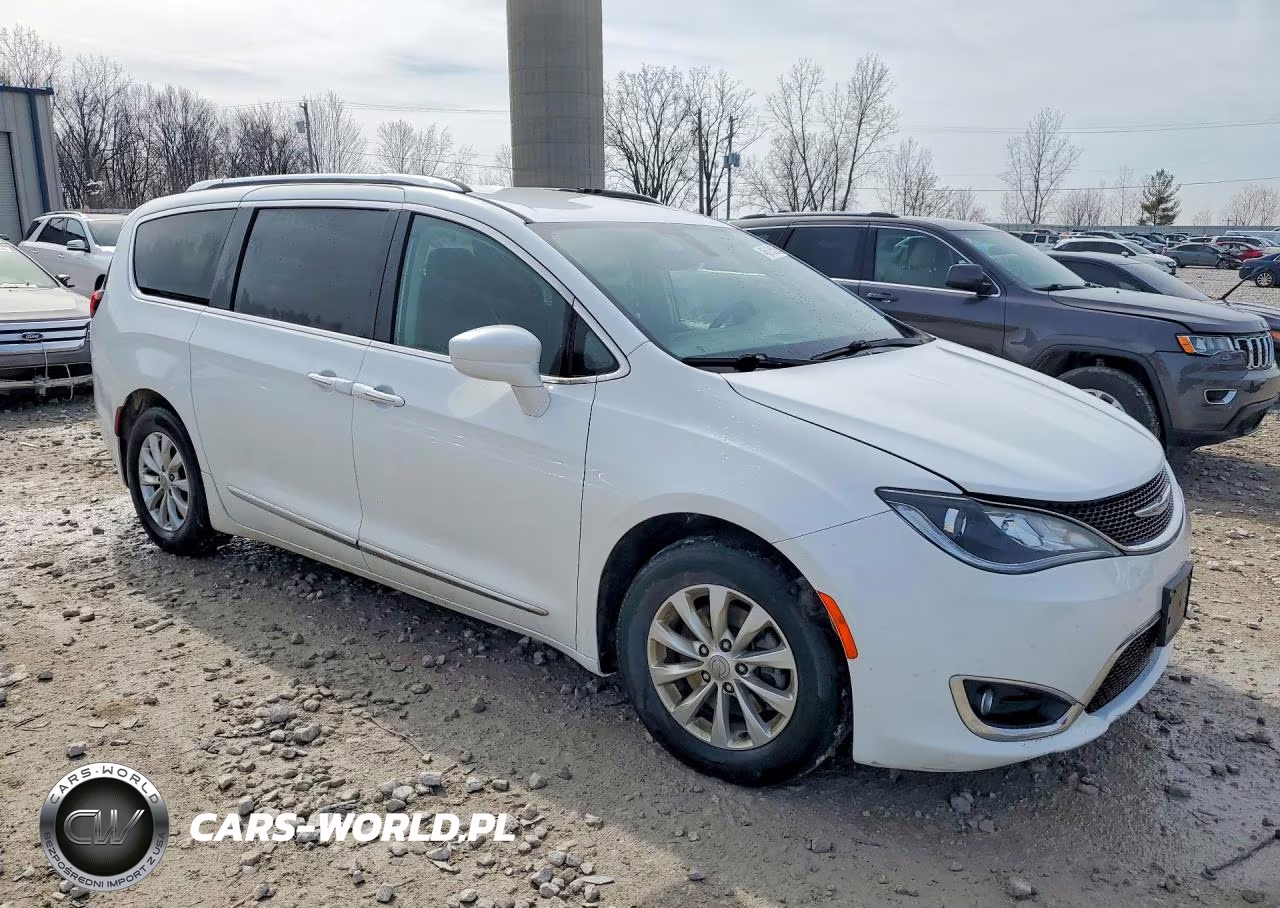 2018 Chrysler Pacifica Touring L VIN:2C4RC1BG1JR193054 - 4