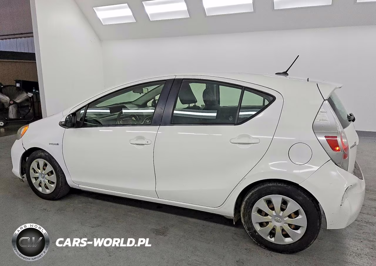 2012 Toyota Prius C Three VIN:JTDKDTB38C1026463 - 2
