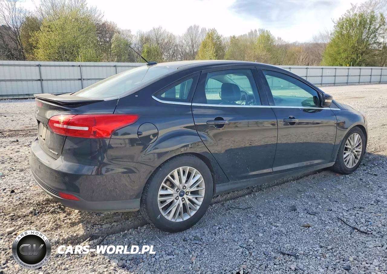 2018 Ford Focus Titanium VIN:1FADP3J21JL283321 - 3