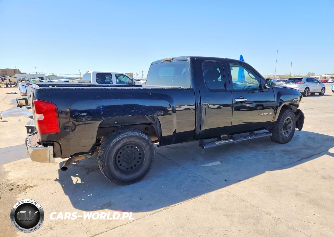 2011 Chevrolet Silverado C1500 VIN:1GCRCPEX7BZ443922 - 3