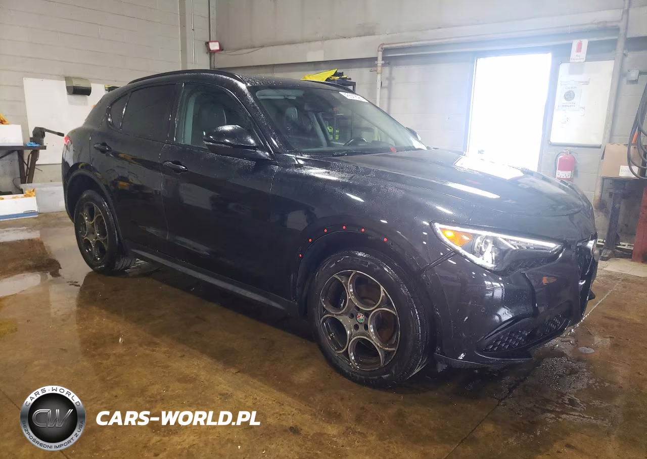 2018 Alfa Romeo Stelvio Sport VIN:ZASFAKPN9J7B61581 - 4