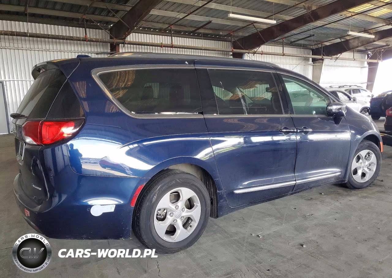 2018 Chrysler Pacifica Hybrid Limited VIN:2C4RC1N79JR230136 - 3