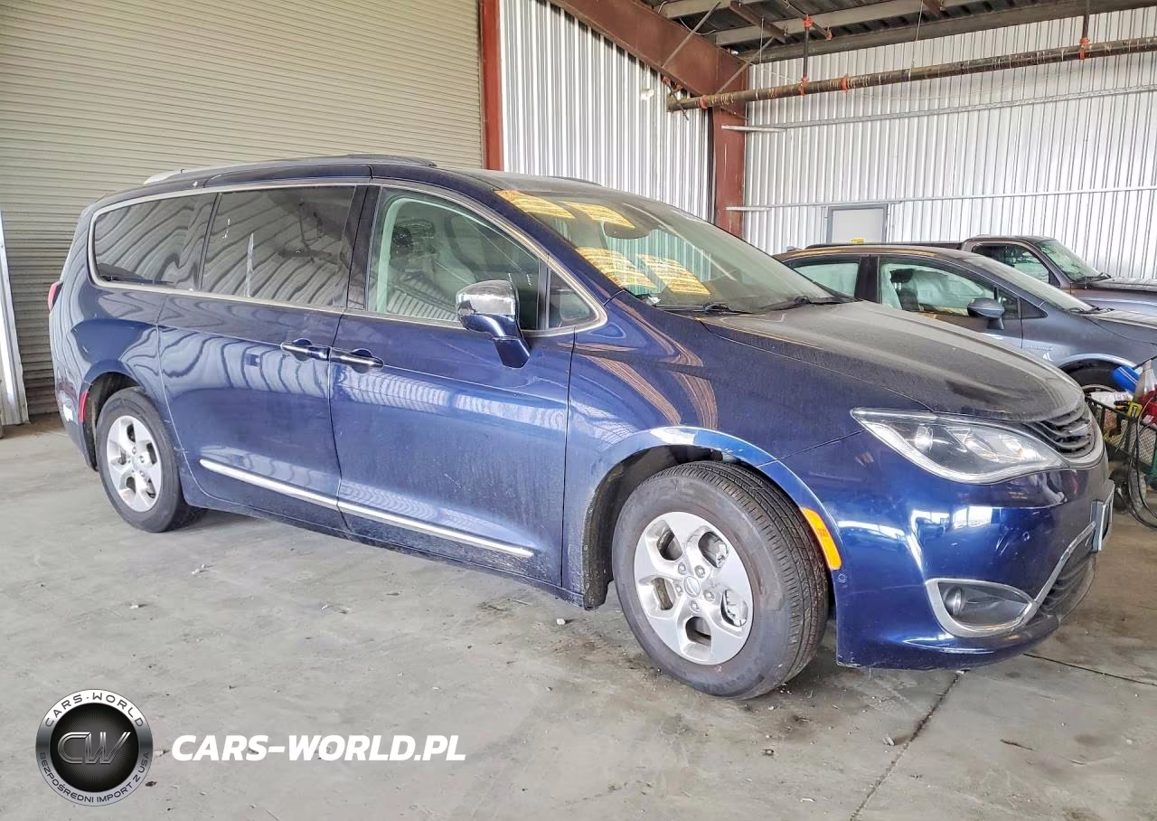 2018 Chrysler Pacifica Hybrid Limited VIN:2C4RC1N79JR230136 - 4
