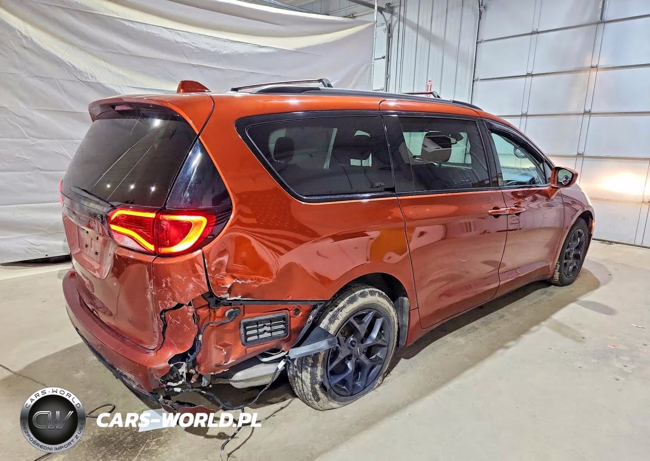 2018 Chrysler Pacifica Touring L VIN:2C4RC1BG2JR331216 - 3