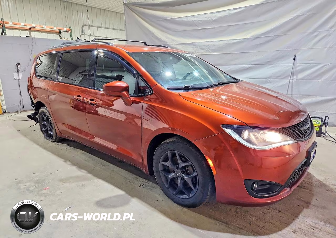 2018 Chrysler Pacifica Touring L VIN:2C4RC1BG2JR331216 - 4