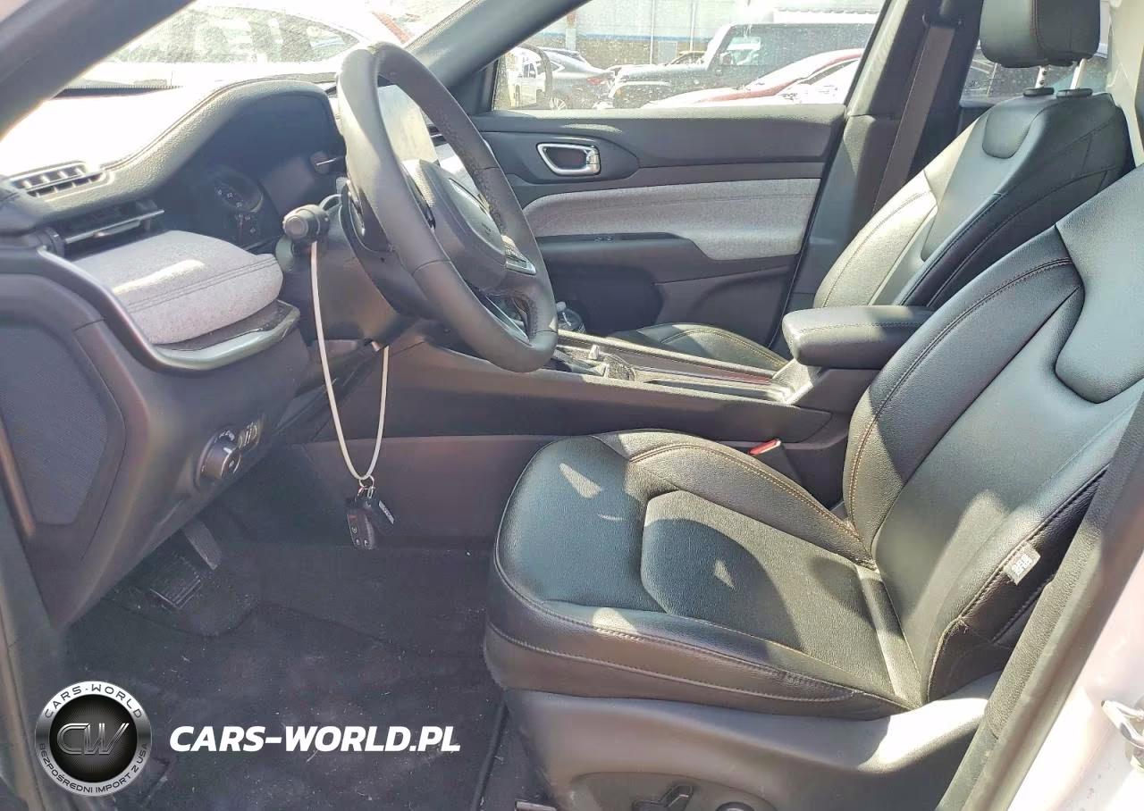 2024 Jeep Compass Latitude Lux VIN:3C4NJDFN8RT583754 - 7