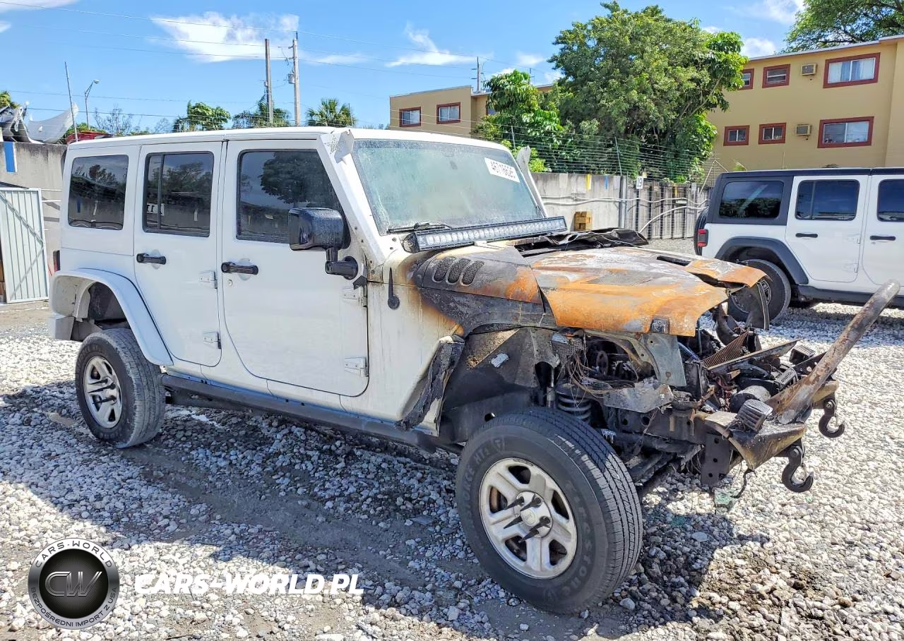 2015 Jeep Wrangler Unlimited Sahara VIN:1C4HJWEG3FL516515 - 4