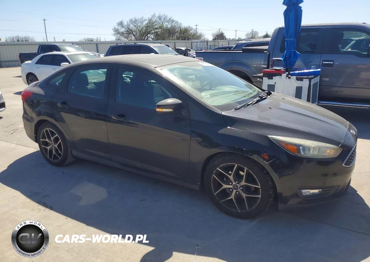 2017 Ford Focus Sel VIN:1FADP3H26HL249679 - 4