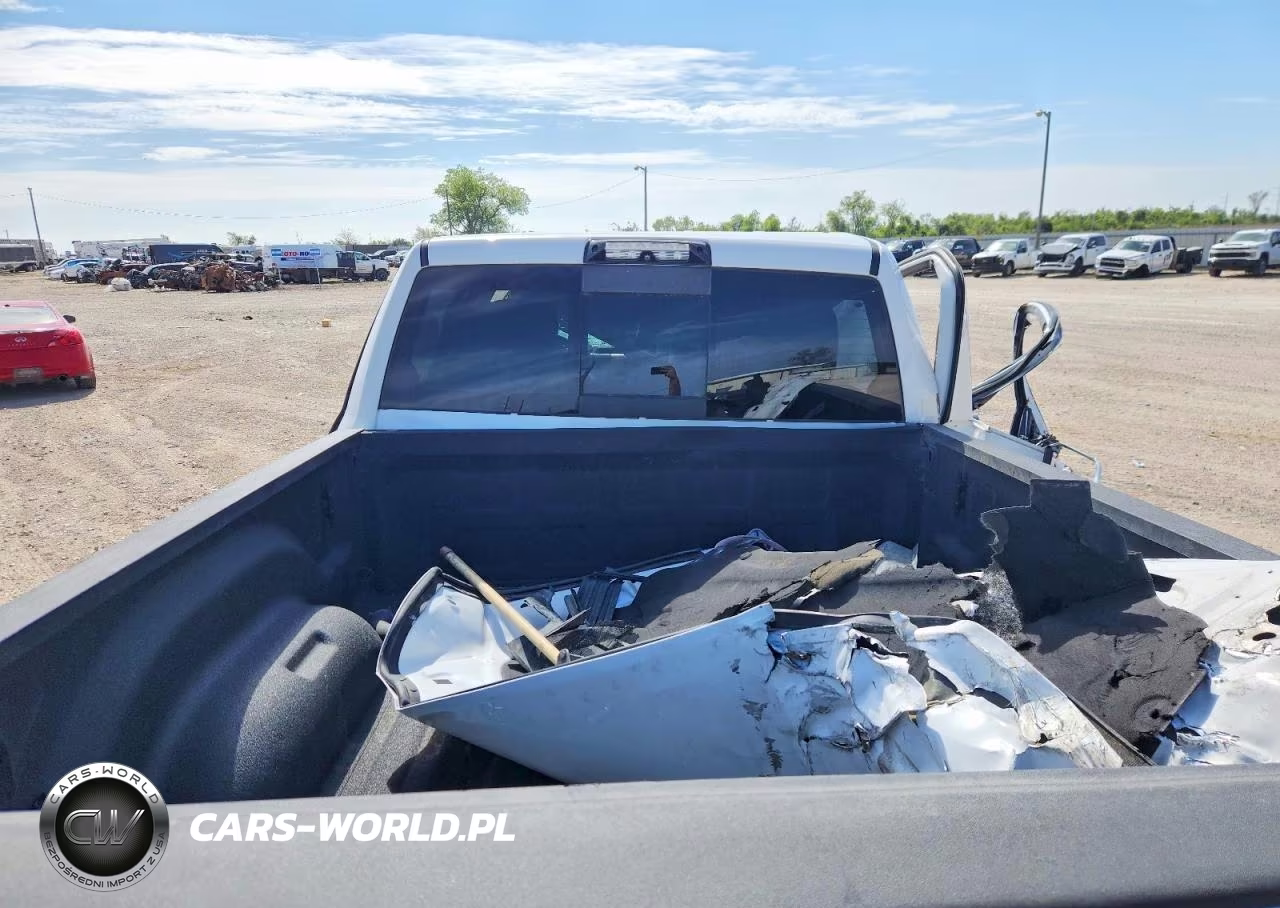 2019 Ram 2500 Laramie VIN:3C6UR5FL4KG520729 - 10