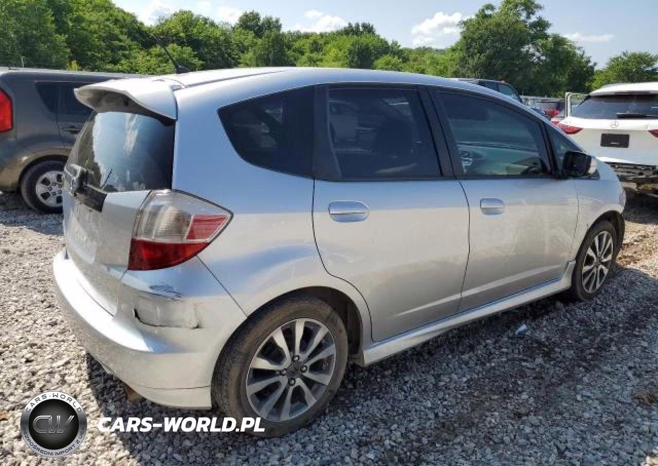 2013 Honda Fit Sport VIN:JHMGE8H54DC052880 - 3