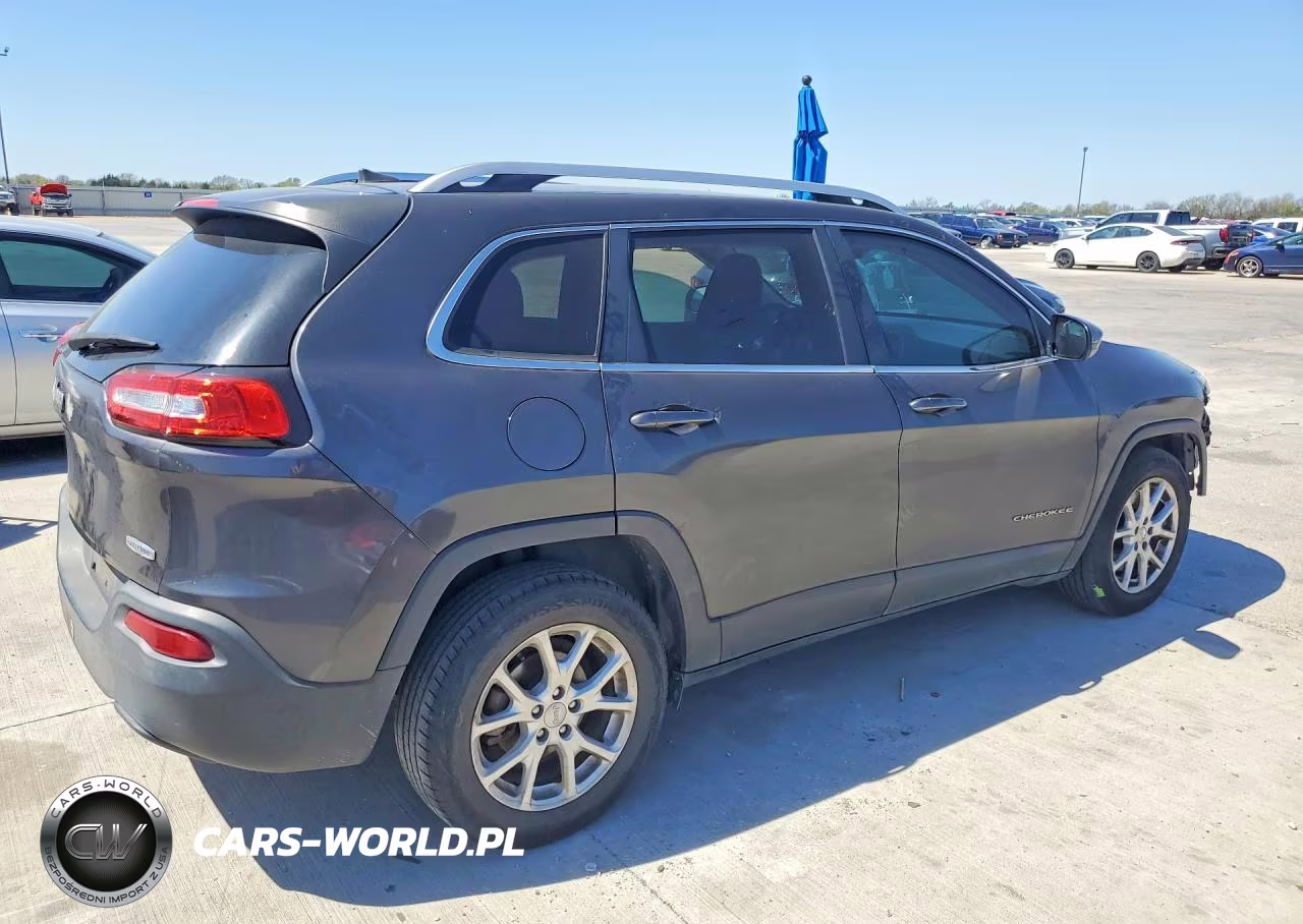 2016 Jeep Cherokee Latitude VIN:1C4PJLCBXGW146438 - 3