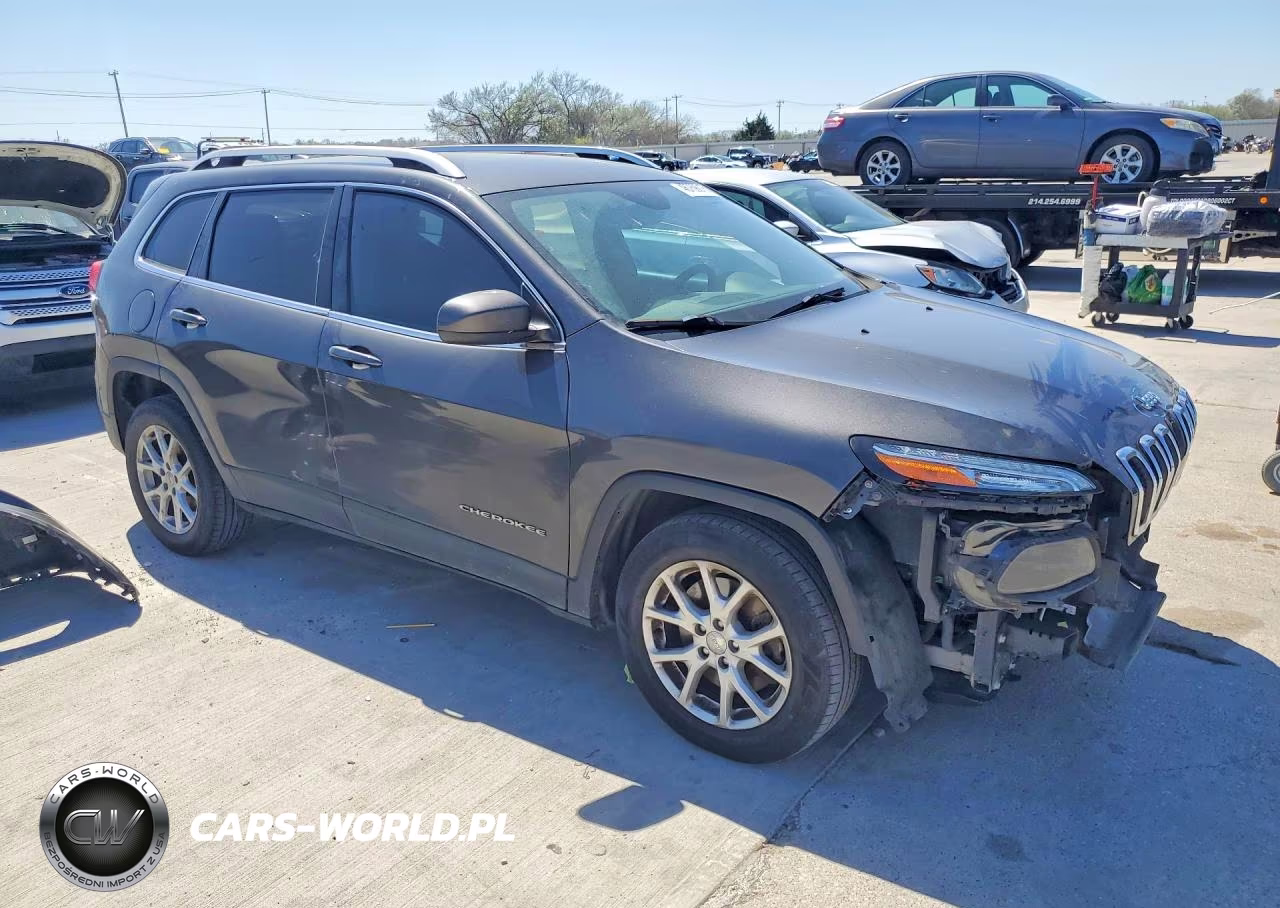 2016 Jeep Cherokee Latitude VIN:1C4PJLCBXGW146438 - 4