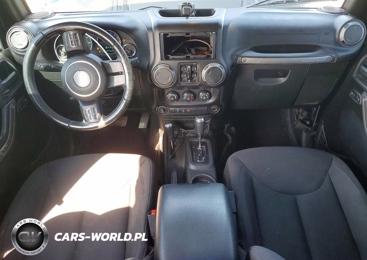2015 Jeep Wrangler Unlimited Sport VIN:1C4BJWDG1FL770361 - 8