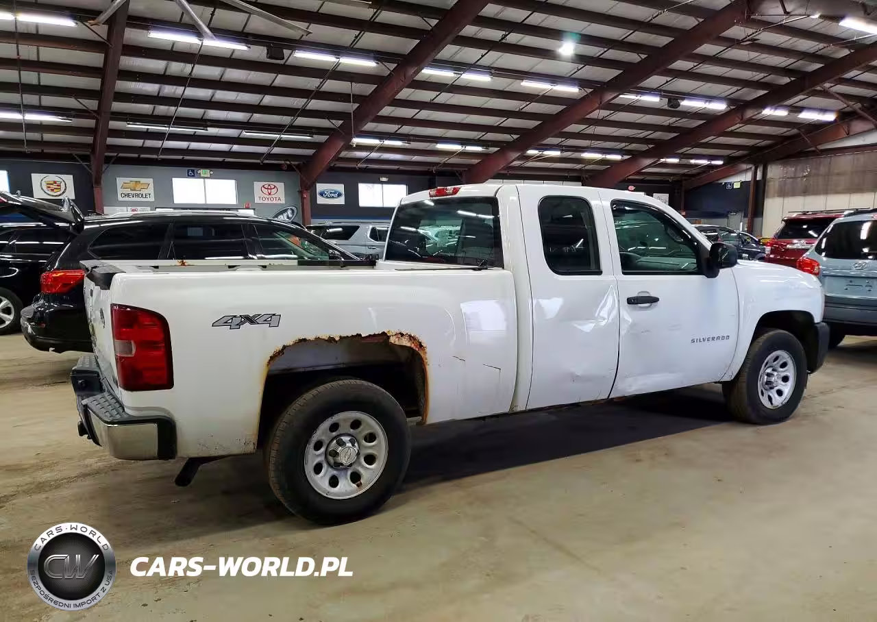 2011 Chev Silverado VIN:1GCRKPE38BZ306455 - 3
