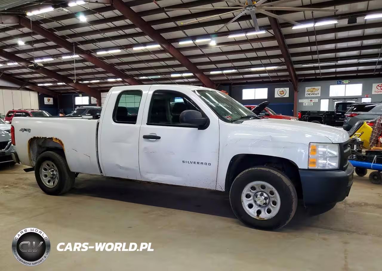 2011 Chev Silverado VIN:1GCRKPE38BZ306455 - 4