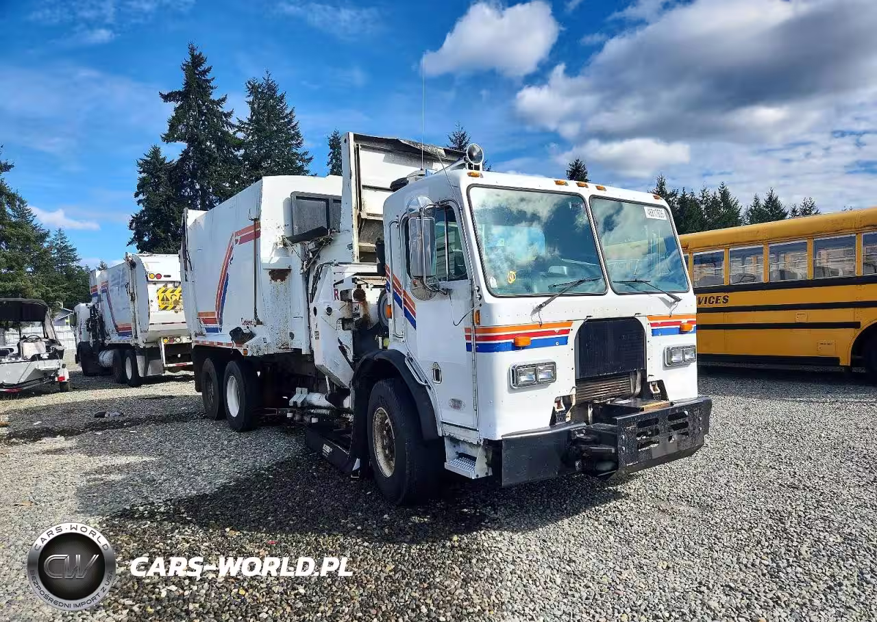 2009 Peterbilt 320 Refuse Truck
