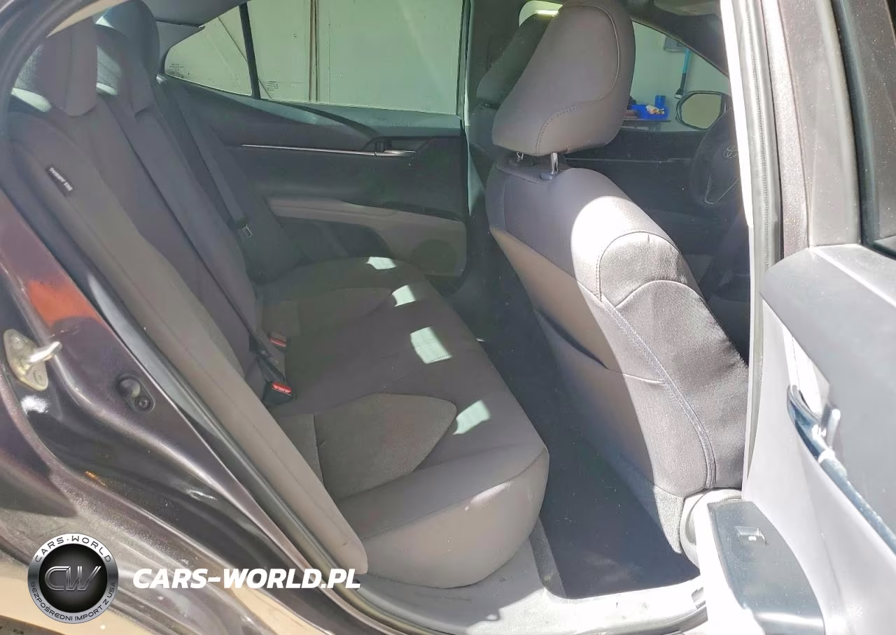 2018 Toyota Camry Le VIN:4T1B11HK5JU668450 - 10