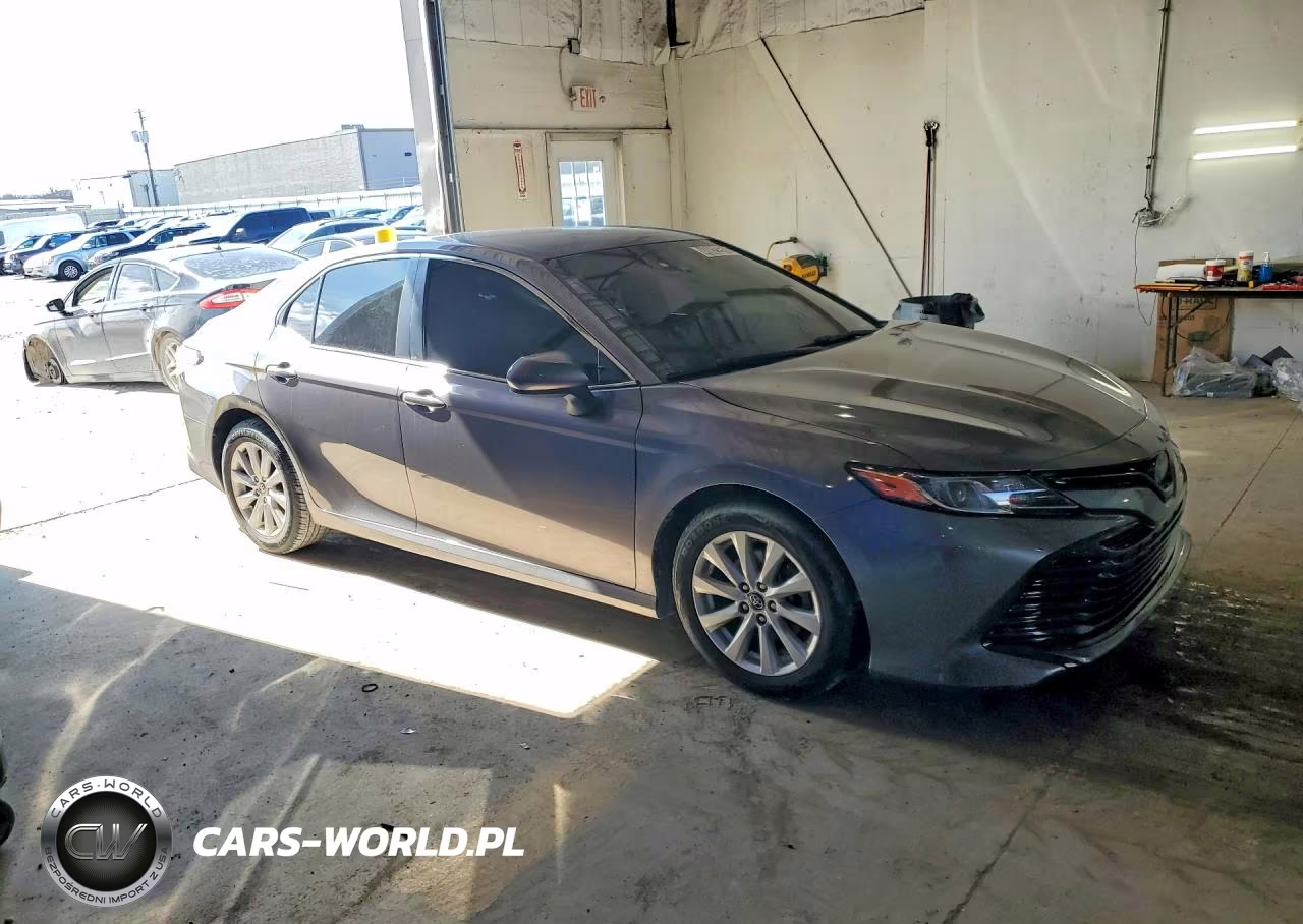 2018 Toyota Camry Le VIN:4T1B11HK5JU668450 - 4