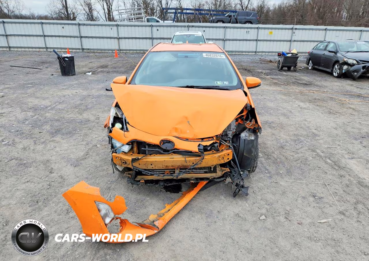 2015 Toyota Prius C Two VIN:JTDKDTB35F1090125 - 5