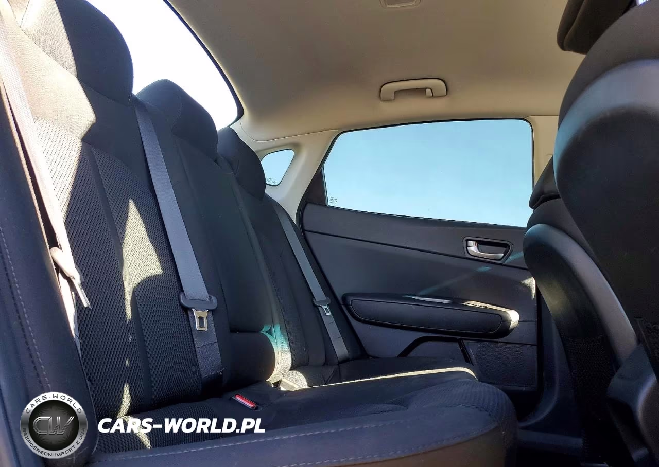 2019 Kia Optima VIN:5XXGT4L32KG325561 - 10