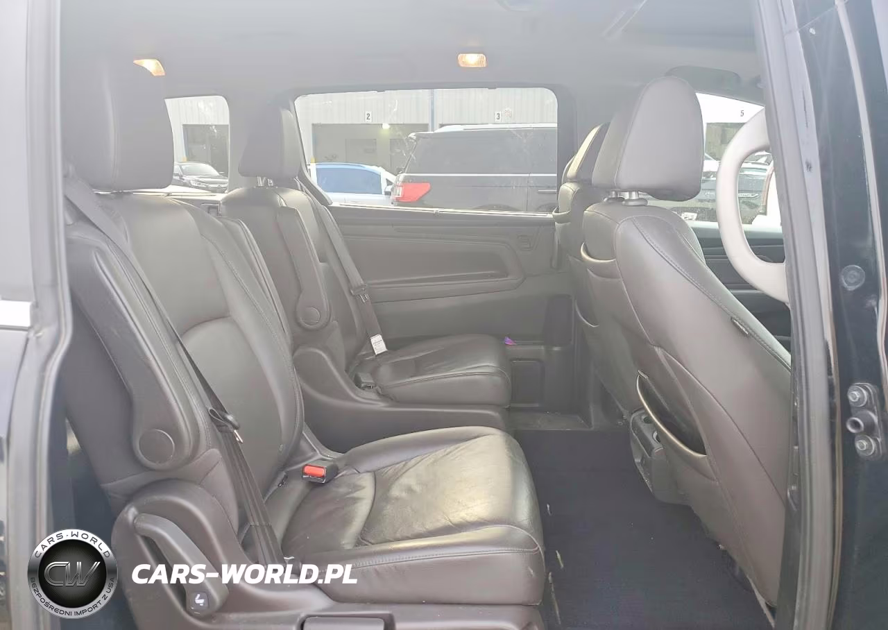 2018 Honda Odyssey Touring VIN:5FNRL6H82JB043656 - 11