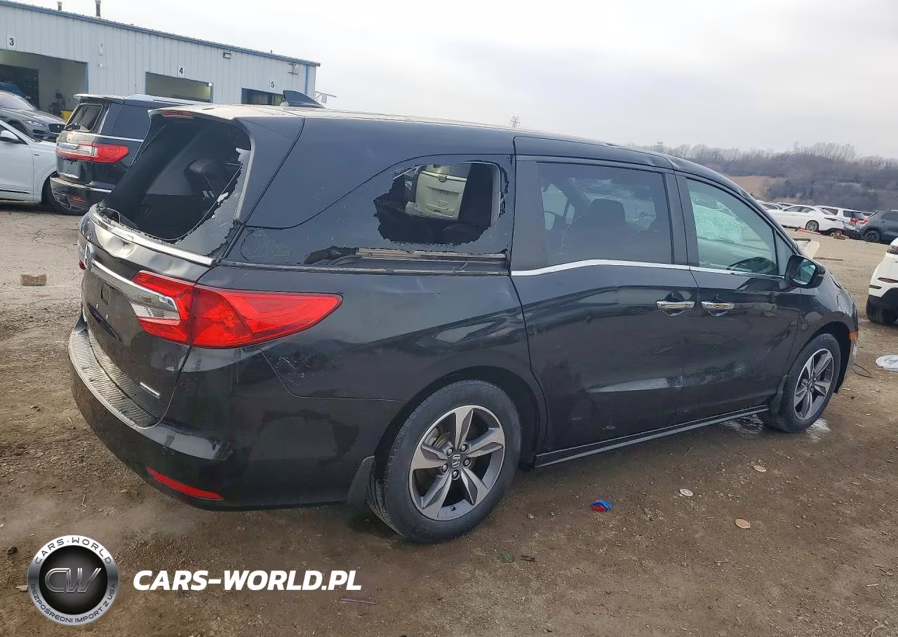 2018 Honda Odyssey Touring VIN:5FNRL6H82JB043656 - 3
