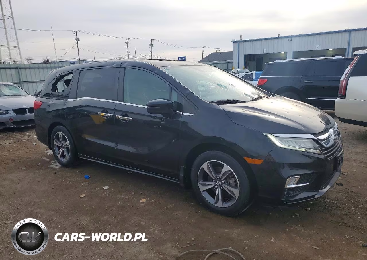 2018 Honda Odyssey Touring VIN:5FNRL6H82JB043656 - 4