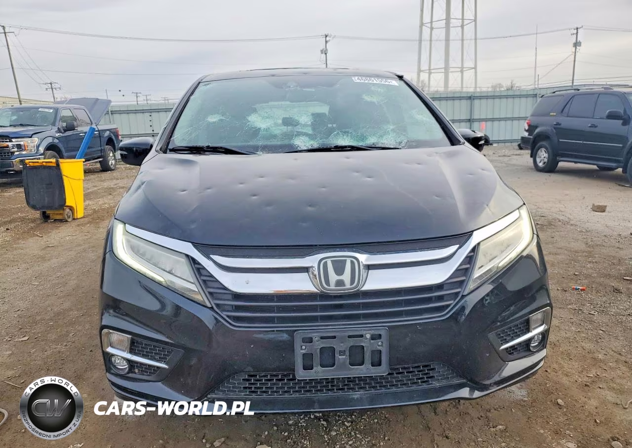 2018 Honda Odyssey Touring VIN:5FNRL6H82JB043656 - 5