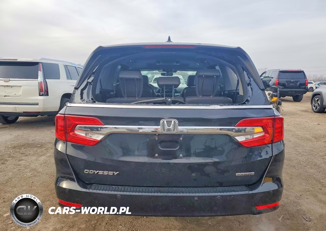 2018 Honda Odyssey Touring VIN:5FNRL6H82JB043656 - 6