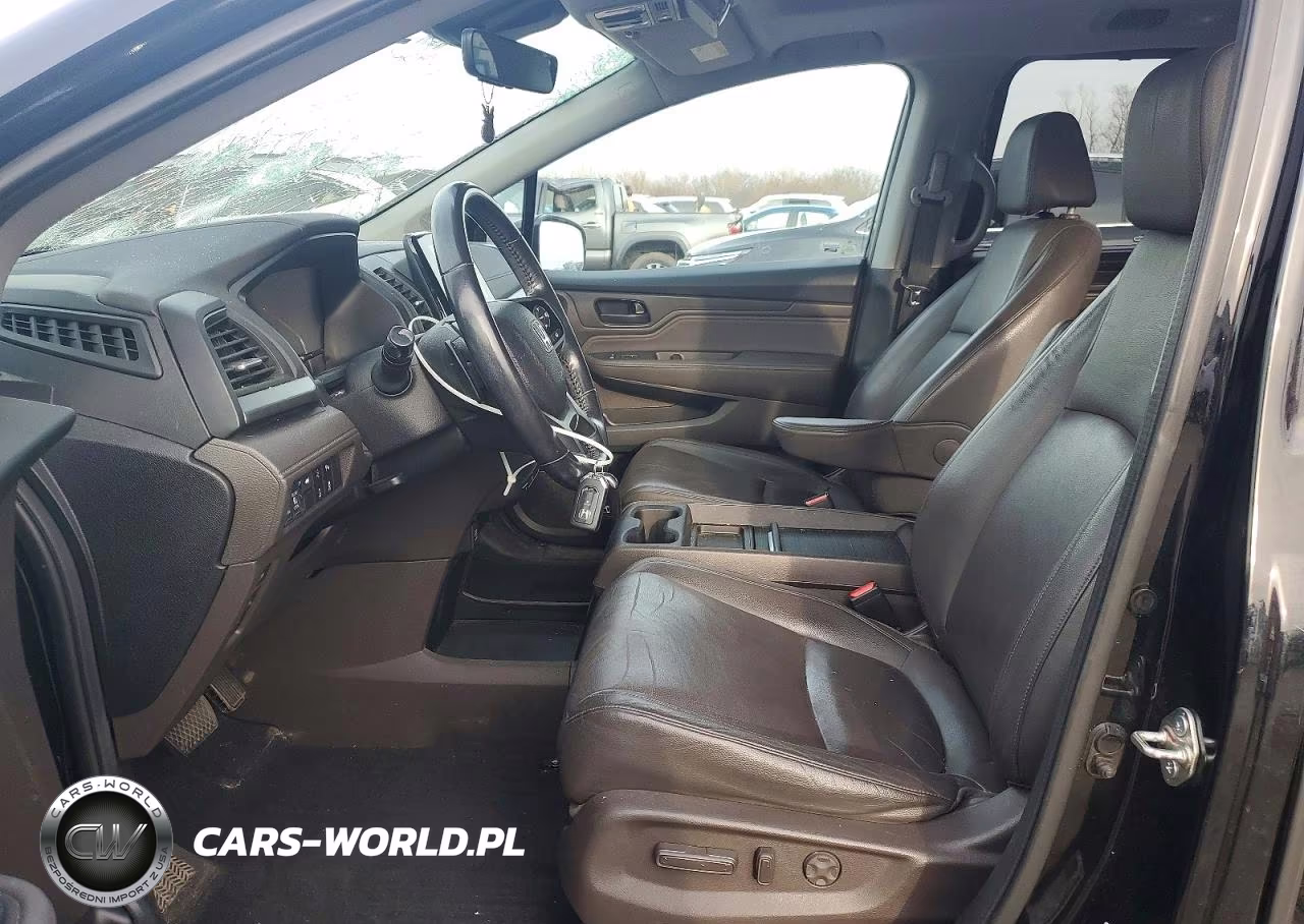 2018 Honda Odyssey Touring VIN:5FNRL6H82JB043656 - 7