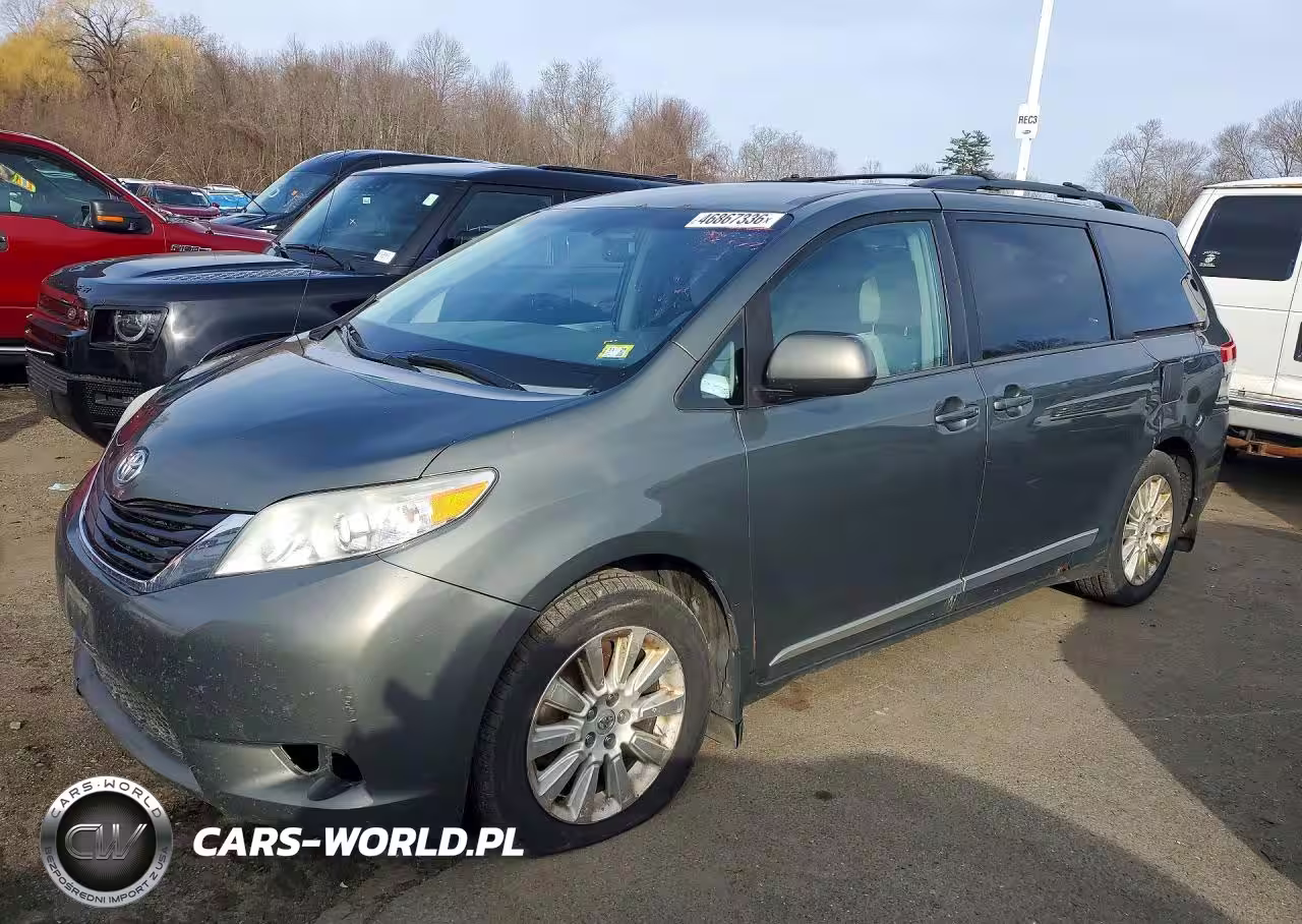 2013 Toyota Sienna Le 7-Passenger