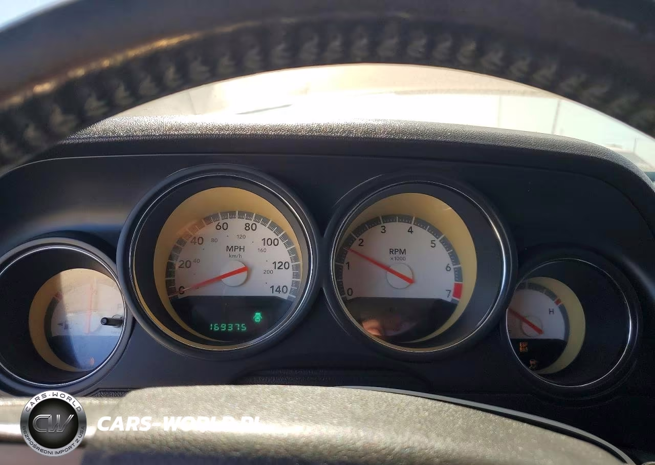 2009 Dodge Challenger VIN:2B3LJ44V19H526915 - 9