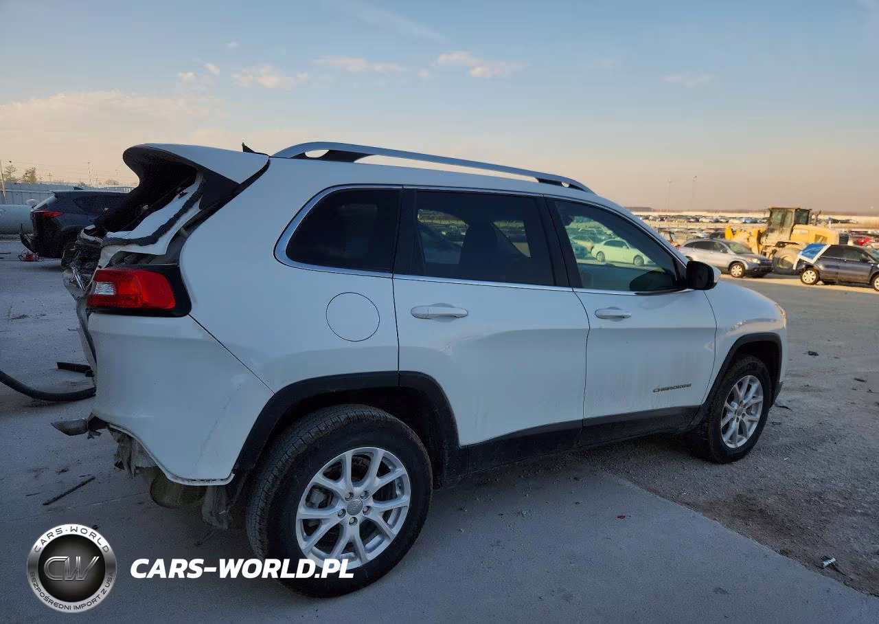 2015 Jeep Cherokee Latitude VIN:1C4PJLCBXFW694373 - 3