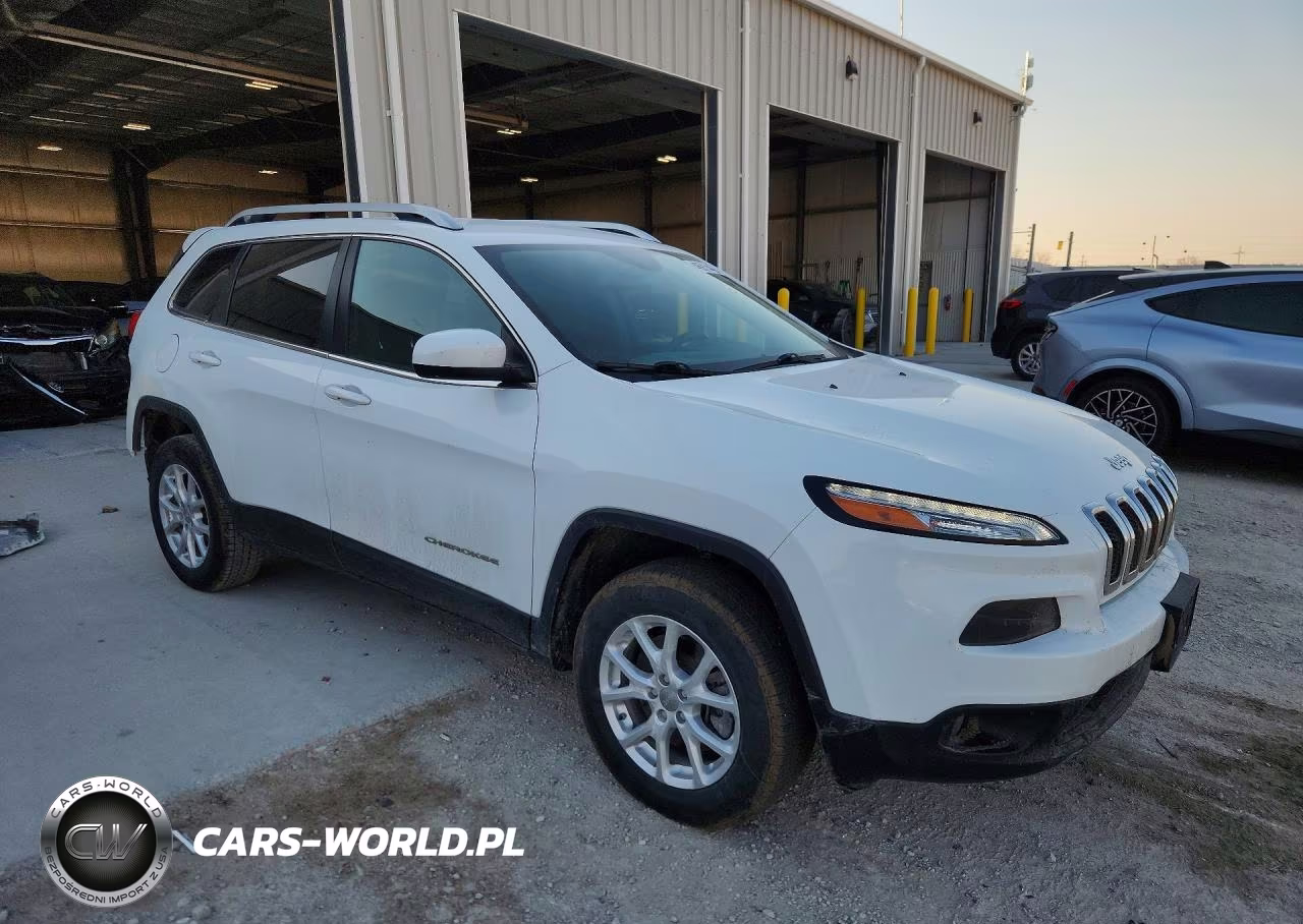 2015 Jeep Cherokee Latitude VIN:1C4PJLCBXFW694373 - 4