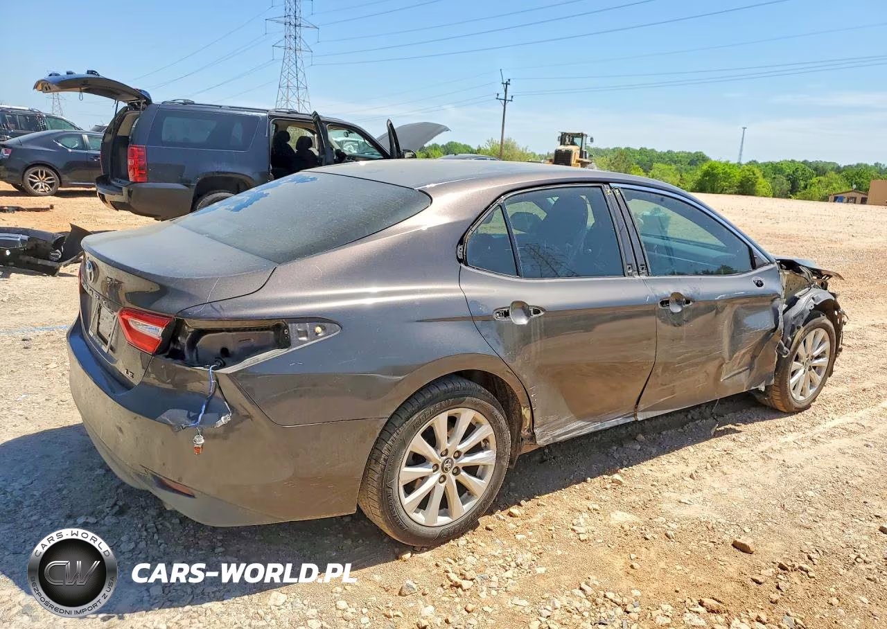 2018 Toyota Camry Le VIN:4T1B11HK5JU058323 - 3