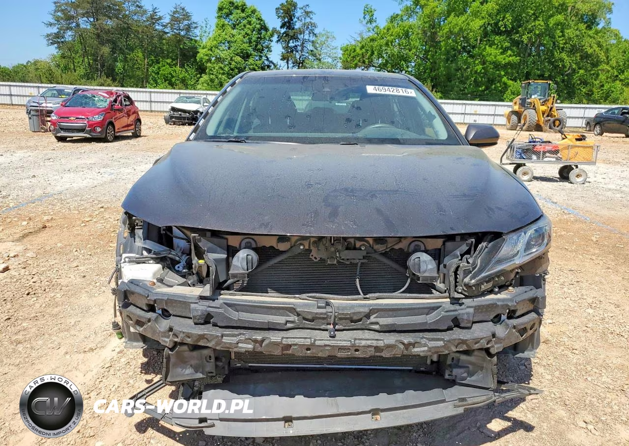 2018 Toyota Camry Le VIN:4T1B11HK5JU058323 - 5