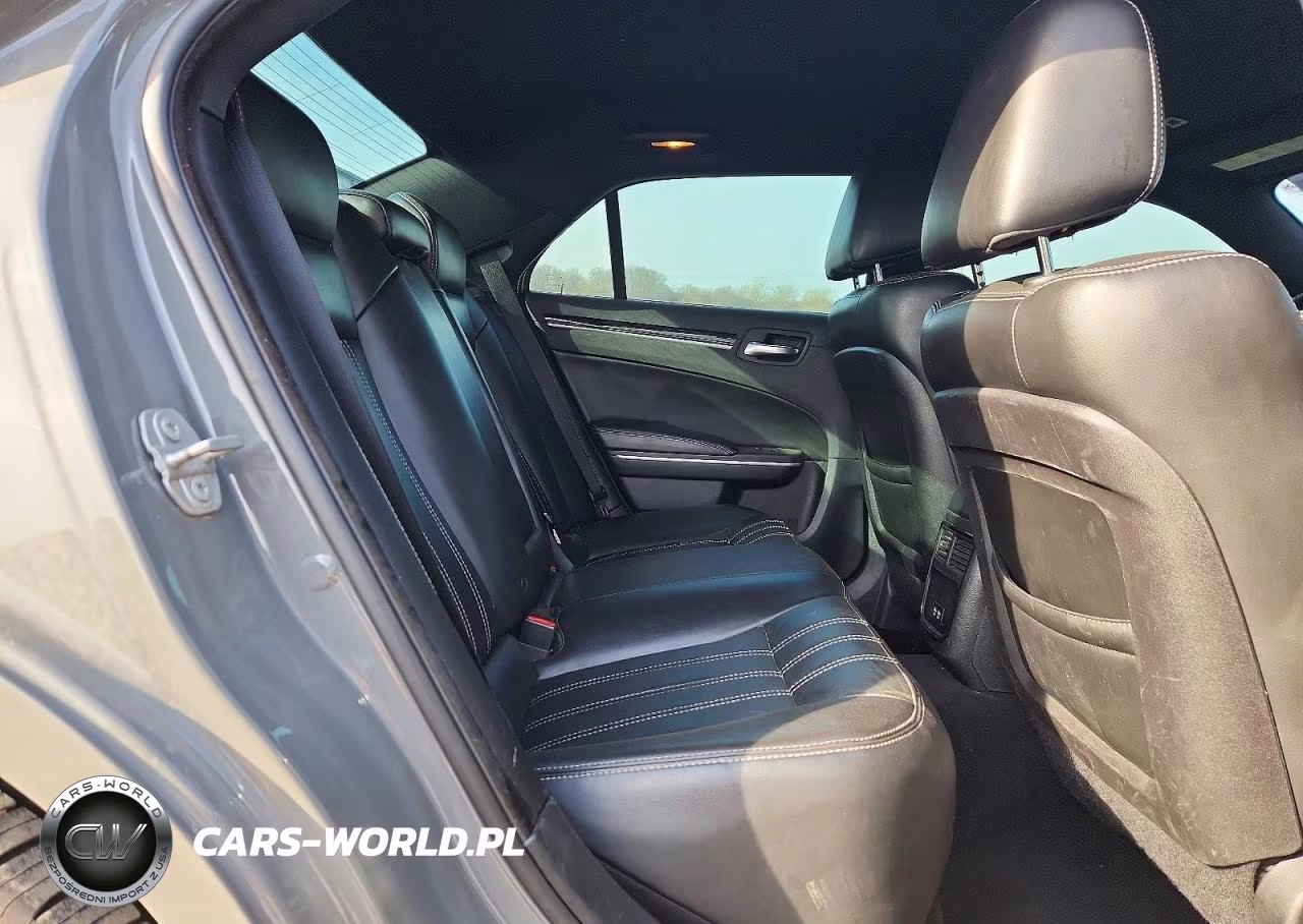 2019 Chrysler 300 S VIN:2C3CCABG0KH516558 - 10