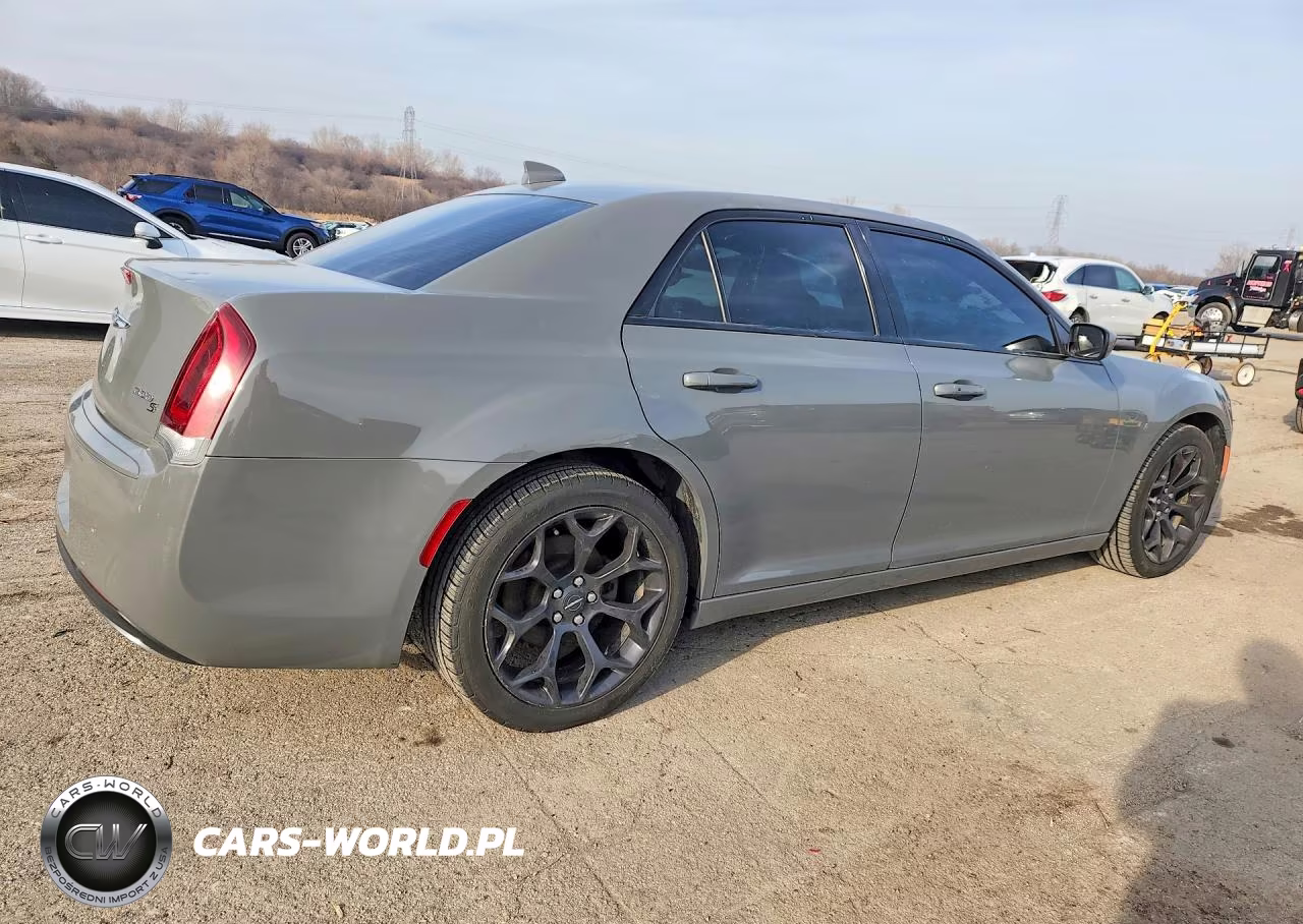 2019 Chrysler 300 S VIN:2C3CCABG0KH516558 - 3
