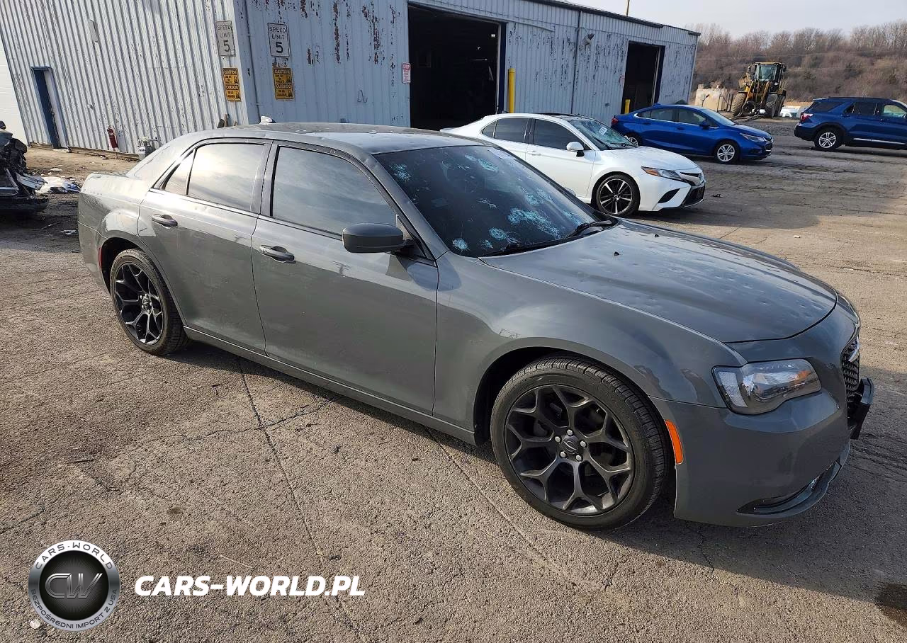 2019 Chrysler 300 S VIN:2C3CCABG0KH516558 - 4