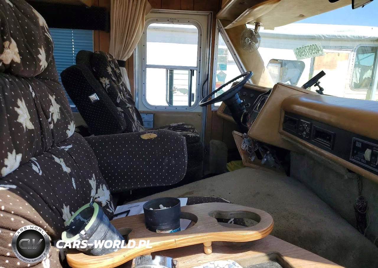1982 Chevrolet P30 VIN:1GBKP37W6C3305705 - 5