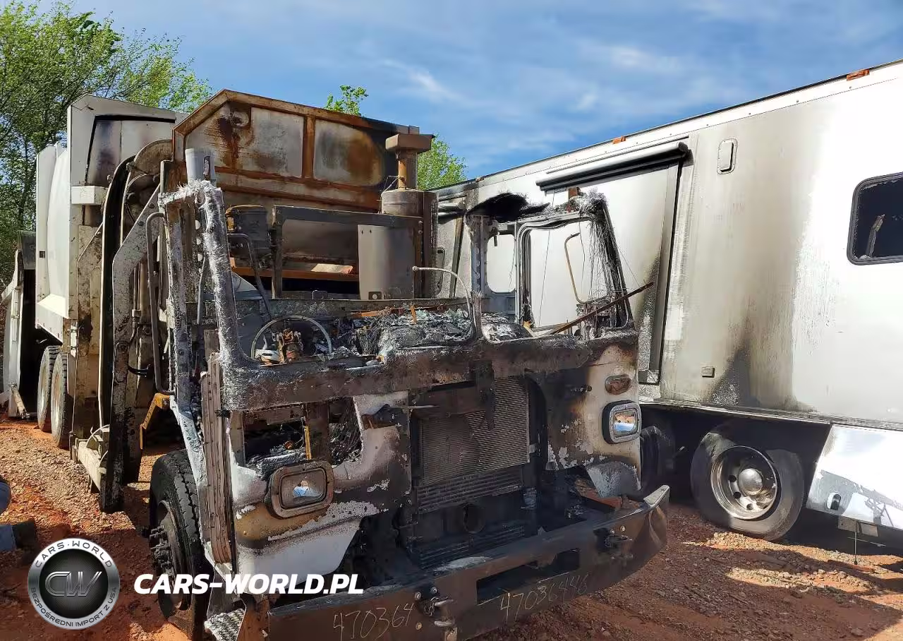 2022 Peterbilt 520 Refuse Truck