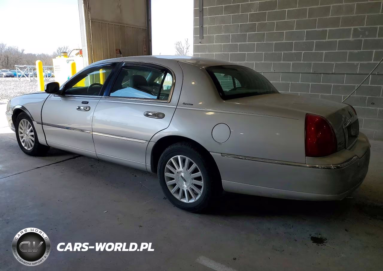 2003 Lincoln Town Car Signature VIN:1LNHM82W73Y661288 - 2
