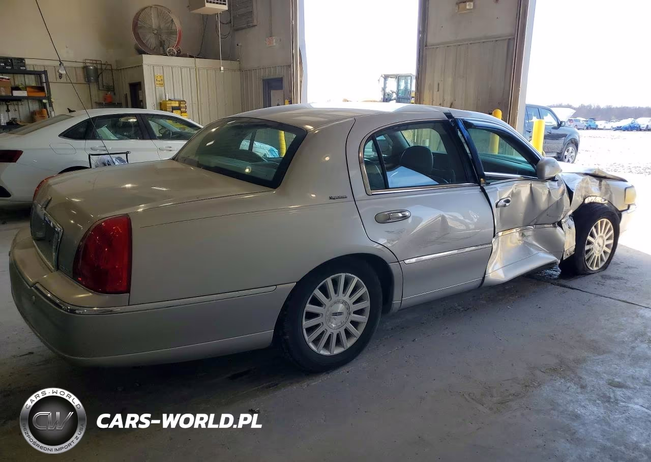 2003 Lincoln Town Car Signature VIN:1LNHM82W73Y661288 - 3