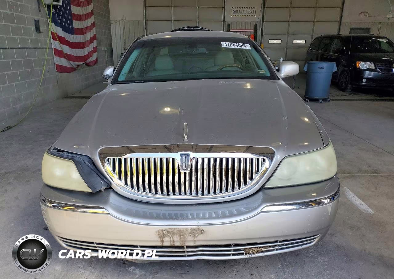 2003 Lincoln Town Car Signature VIN:1LNHM82W73Y661288 - 5