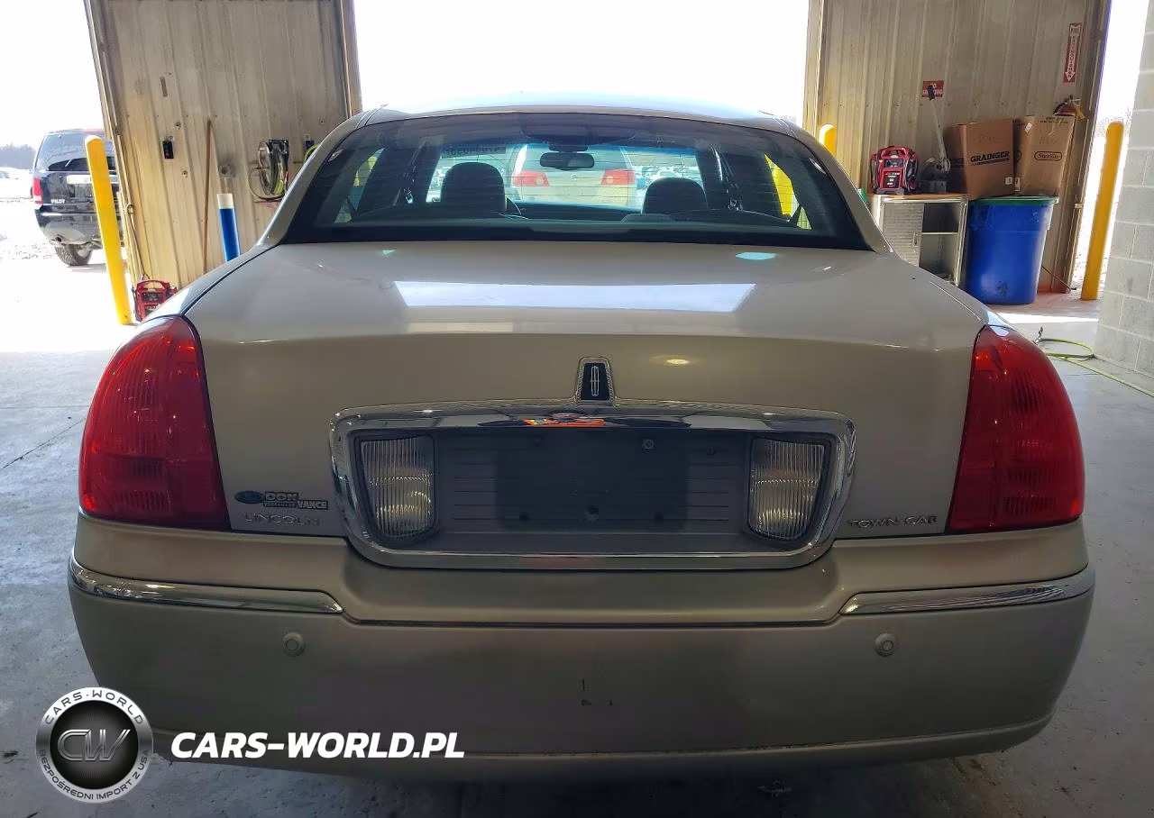 2003 Lincoln Town Car Signature VIN:1LNHM82W73Y661288 - 6