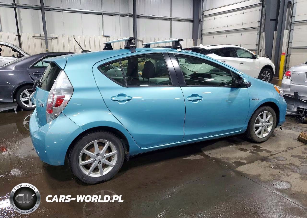 2013 Toyota Prius C Three VIN:JTDKDTB33D1047514 - 3
