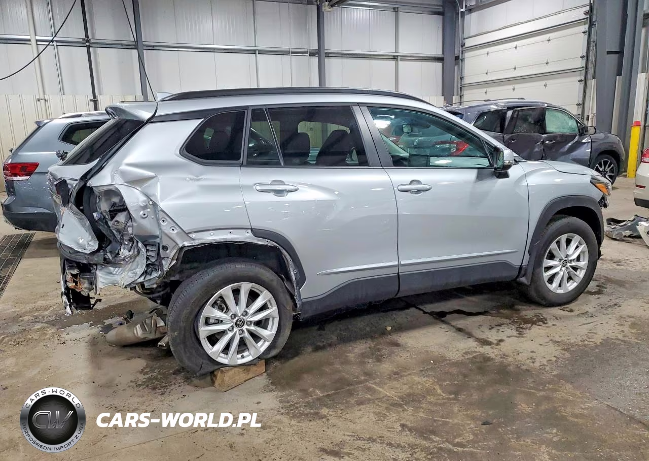 2022 Toyota Corolla Cross Le VIN:7MUCAABG4NV043454 - 3