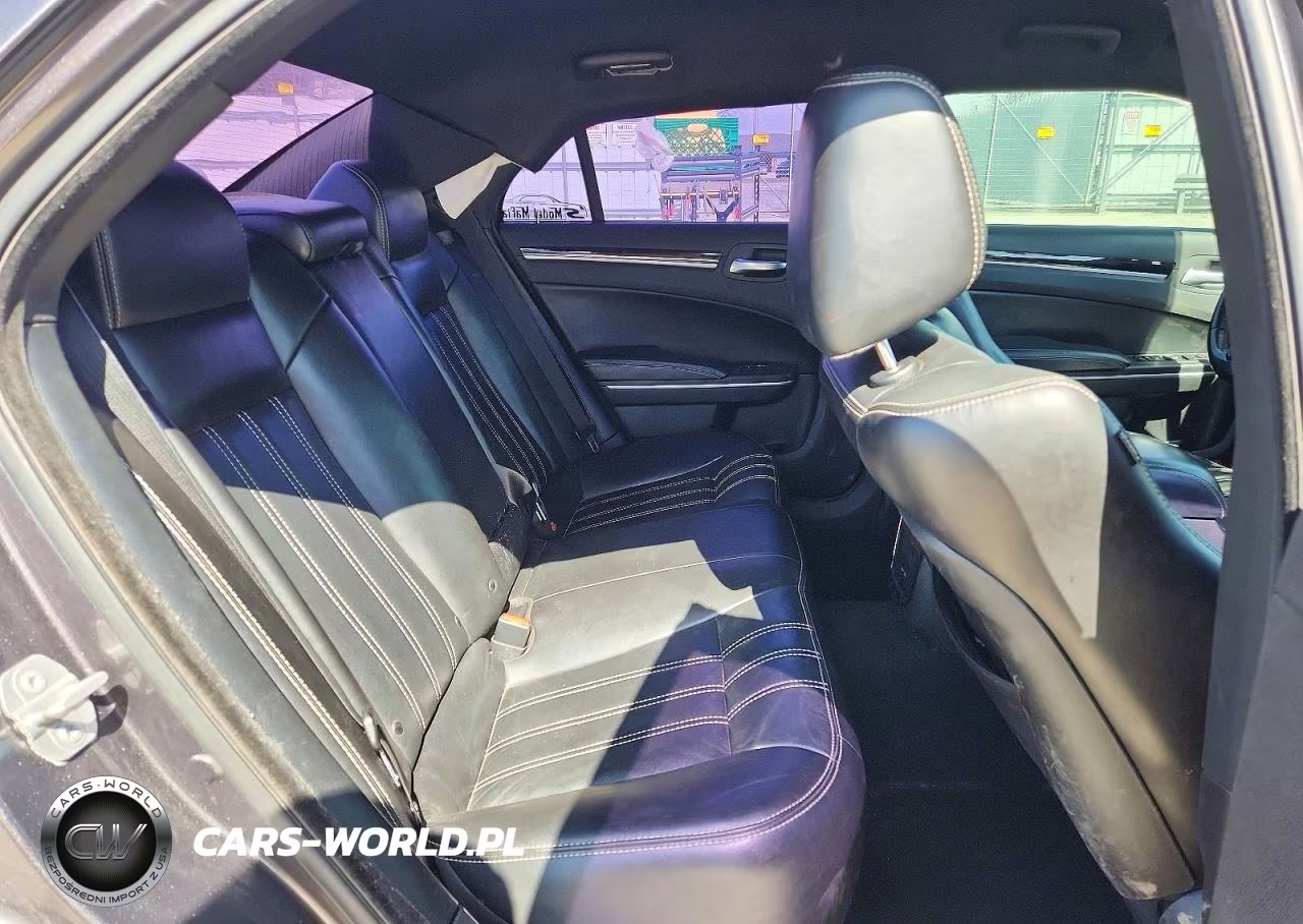 2019 Chrysler 300 S VIN:2C3CCAGG2KH569772 - 10